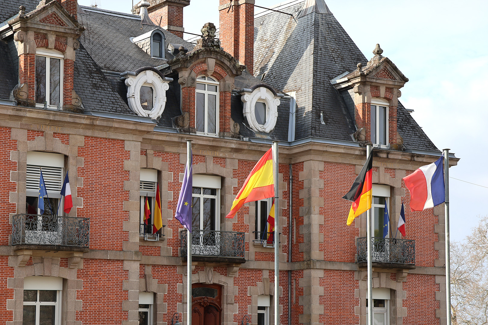 Panazol : Relations Internationales